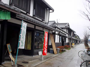 道路拡幅事業に伴い、江戸時代の景観を復元した滋賀県彦根市の町並み
