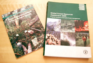 森林の拡大作業計画の冊子と世界森林資源評価2005