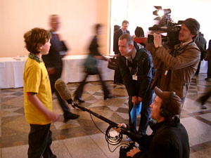 COP会場内で、報道機関からインタビューを受けるグリーンピース関係の子ども