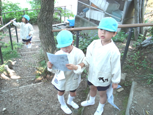 環境マップを持って、園内散策（出典：栄光八事幼稚園）