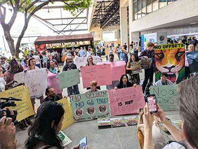 議場前で生物多様性オフセットに対し反対の声をあげる参加者