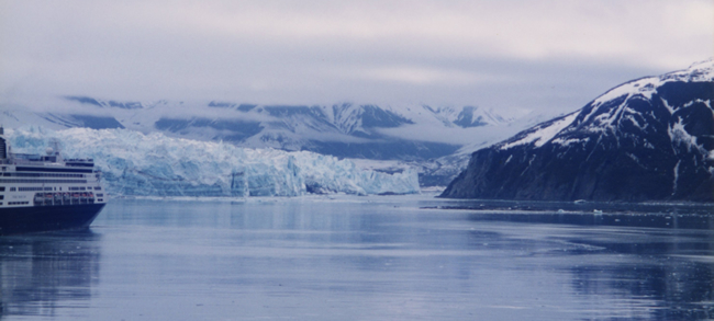 アラスカの氷河　広大な景色に圧倒される