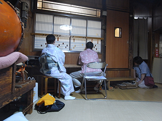 寄席のそでの様子