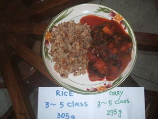 【写真3】バングラデシュの学校給食：大豆入りご飯と野菜カレー