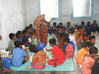 【写真5】小学校1～2年生が学校給食を楽しく食べる
