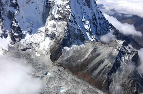 アマダブラムの山頂下。こんな所にも氷河湖の卵が。