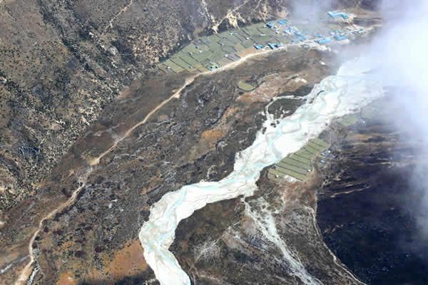 氷河を水源とする河川。白くなっている河川敷。氷河水は削り取った岩石の微粒子を含んでおり、痕跡が白く残る。