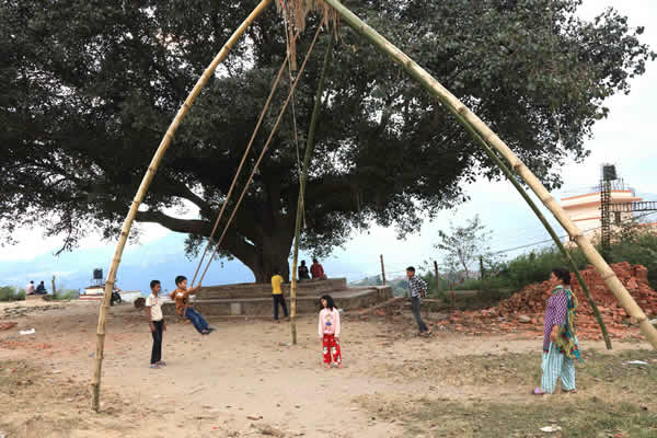 これはカトマンズの公園。最初は母親が独特のブランコに子供を乗せていたが、自分も子供の頃を思い出したのか、スリッパを脱いで夢中になっていた。ほほえましい光景。