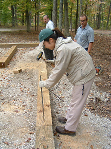 工事のほとんどは手作業で進められる