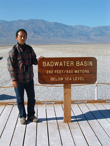 Badwater BasińAC}CiX85[gB˂ݐFɌ̂͒n\ɏWς