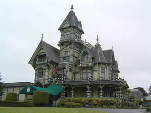 ユーレカの歴史地区の中でも威容を誇るのが「カーソン・マンション（CARSON MANSION）」だ。丈夫なレッドウッドで作られた建築物は現在も当時のままの姿を保っている。