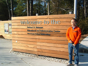 ビジターセンター（Herbert H. Bateman Education and Administration Center）の入口にて